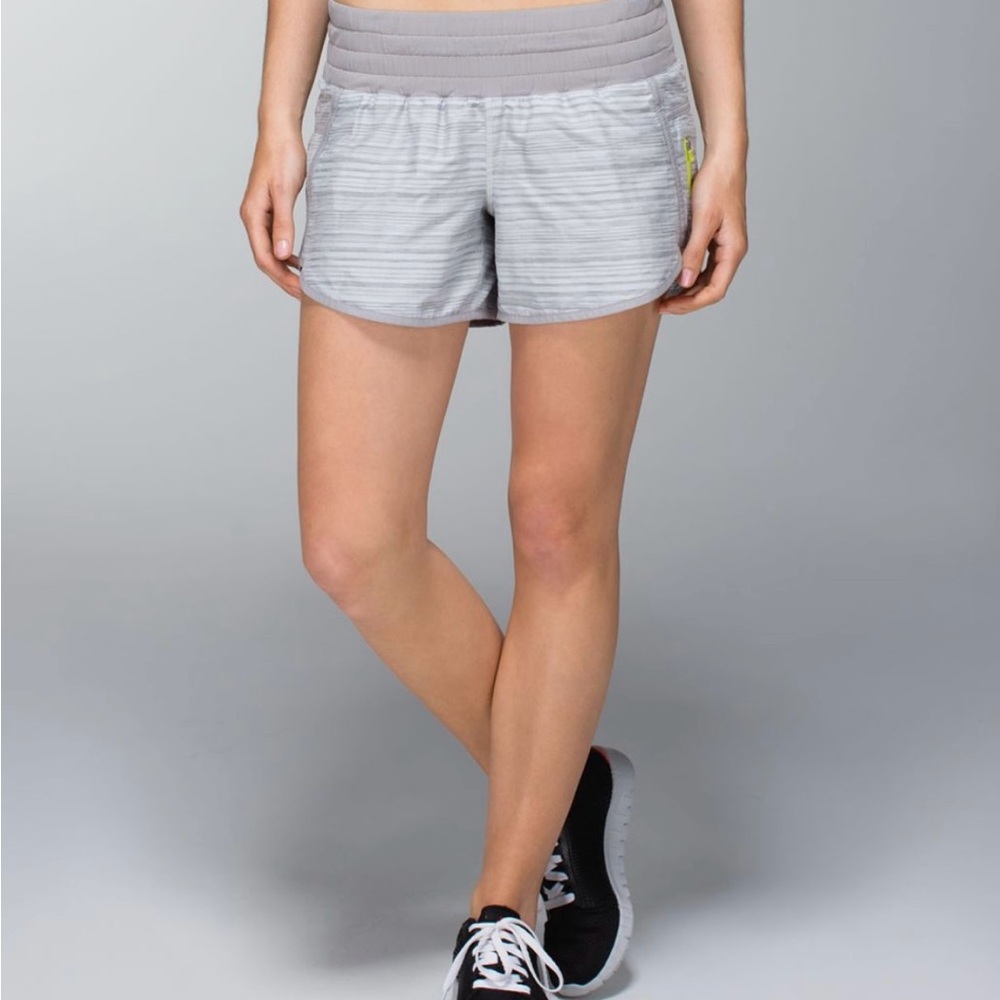 Lululemon Tracker Short II in Silver/Grey - Size 4 *4 inch Inseam